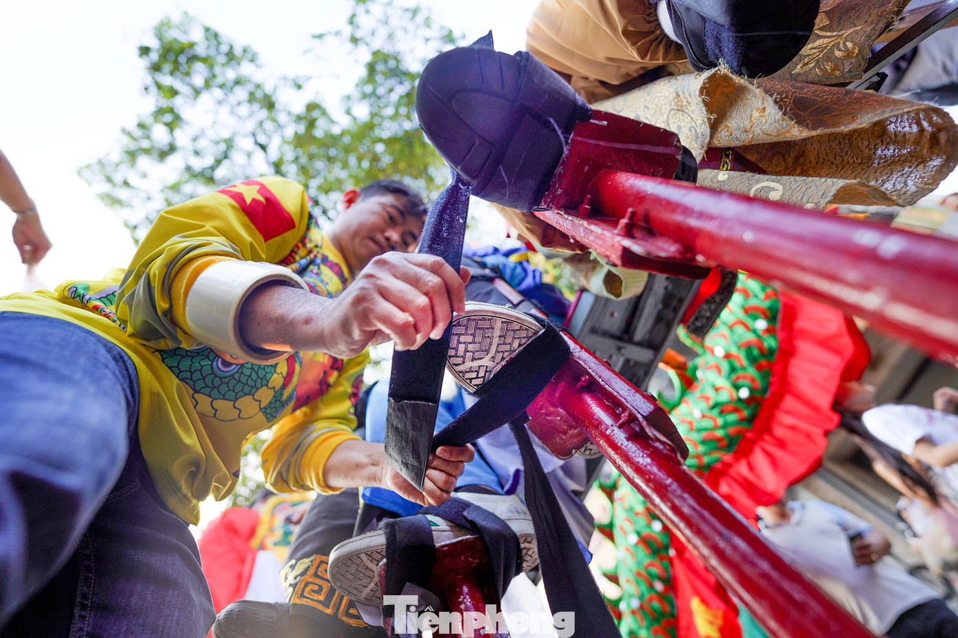 Trong nhóm diễn viên Bát Tiên, nhiều bạn đã có thâm niên vào vai hơn mười năm. Phần trình diễn của Bát Tiên phải đi trên cà kheo nên công tác chuẩn bị khá kỹ.