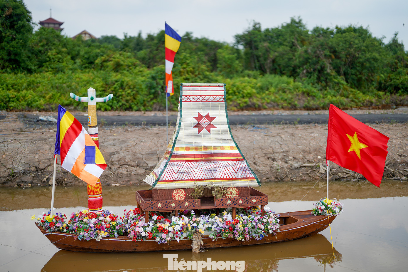 Tiểu cảnh nhà Rông ở Tây Nguyên, nơi Phật giáo đã và đang hòa nhập vào đời sống cộng đồng các dân tộc.