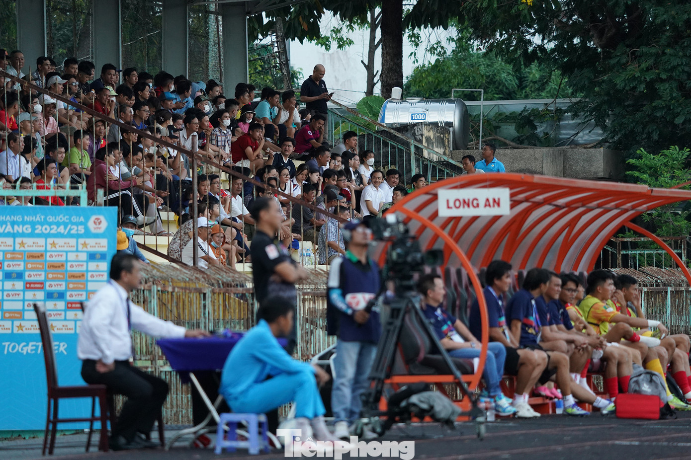 Phía khán đài A gần như không còn chỗ trống.