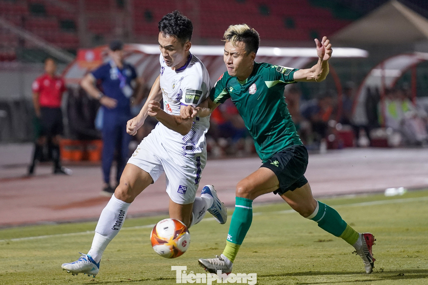 Đối đầu với một đối thủ quá mạnh như Hà Nội, các học trò của HLV Vũ Tiến Thành bên phía chủ nhà TPHCM đã chọn lối chơi phòng ngự - phản công, họ gần như nhường thế trận cho đối thủ và đá thấp để rình rập cơ hội phản công nhanh.