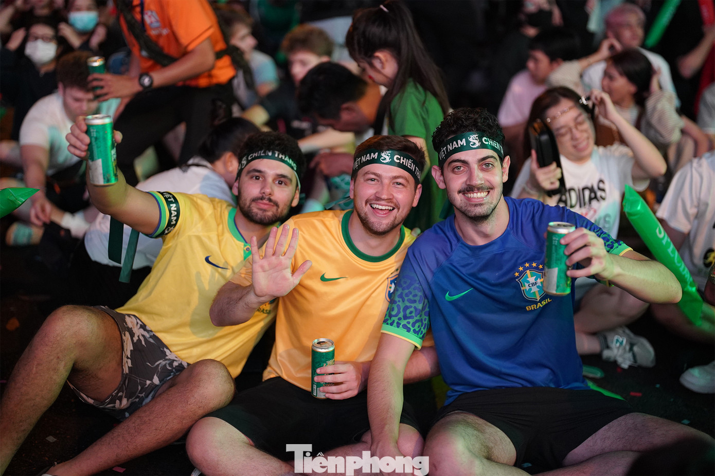 Anh Iuri Bonna (giữa) cùng hai người bạn đến từ Brazil là anh Caio Dimitrov (trái), Cristiano Chiramelli (phải) đã cổ vũ nhiệt tình cho đội tuyển Việt Nam. Anh Iuri cho rằng rất thích phong cách chơi bóng của đội tuyển Việt Nam, nhất là cách chơi của hậu vệ Quế Ngọc Hải. Anh Iuri Bonna (giữa) cùng hai người bạn đến từ Brazil là anh Caio Dimitrov (trái), Cristiano Chiramelli (phải) đã cổ vũ nhiệt tình cho đội tuyển Việt Nam. Anh Iuri cho rằng rất thích phong cách chơi bóng của đội tuyển Việt Nam, nhất là cách chơi của hậu vệ Quế Ngọc Hải.