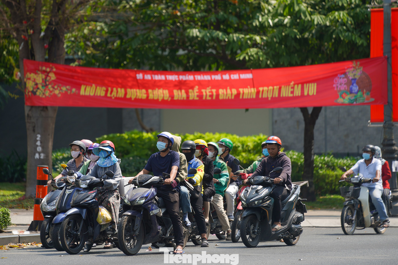 Năm nay, lực lượng CSGT tích cực xử lý vi phạm nồng độ cồn nên dễ thấy các biểu ngữ tuyên truyền về việc không lạm dụng rượu bia dịp Tết.