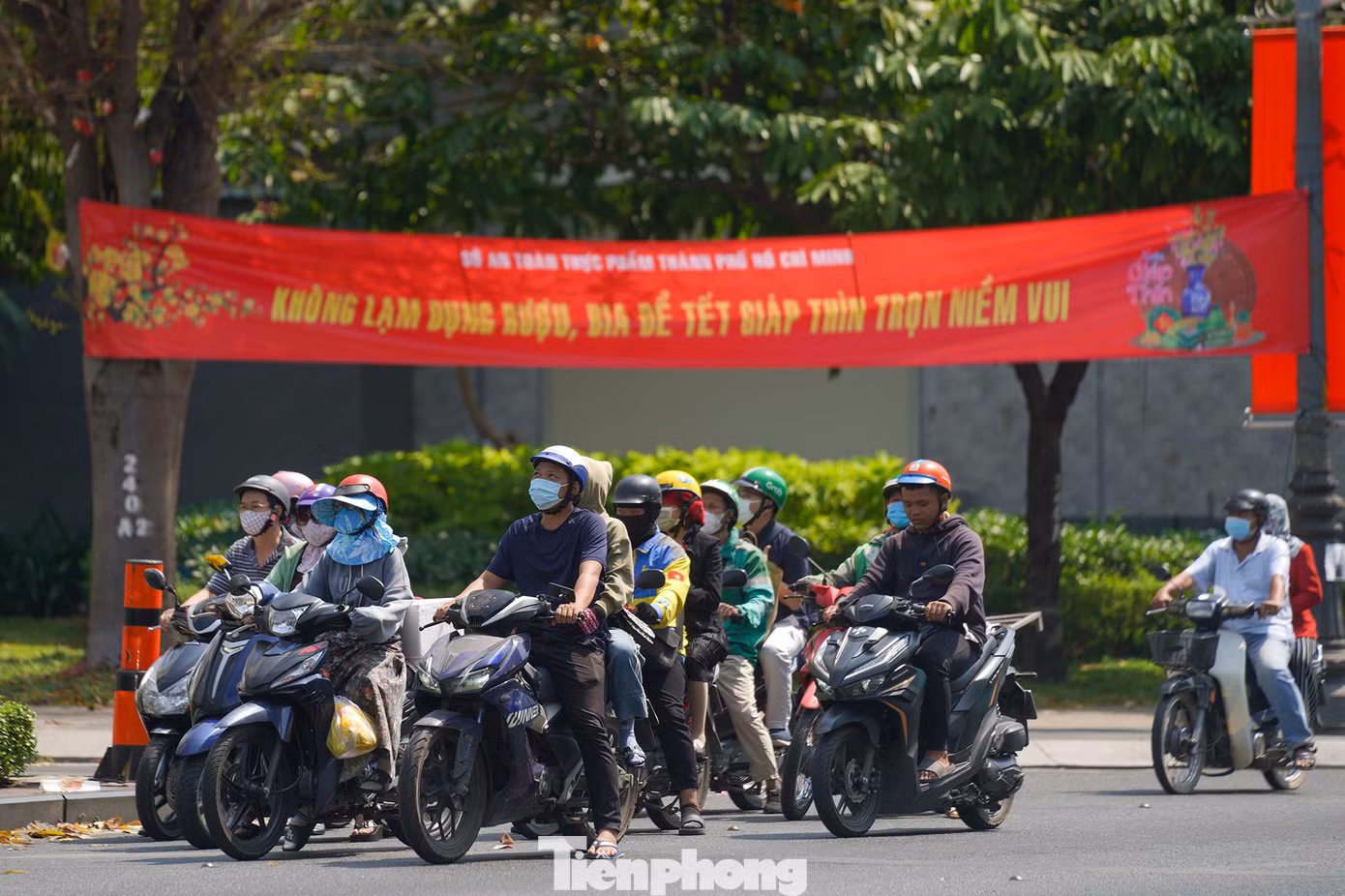 Năm nay, lực lượng CSGT tích cực xử lý vi phạm nồng độ cồn nên dễ thấy các biểu ngữ tuyên truyền về việc không lạm dụng rượu bia dịp Tết.