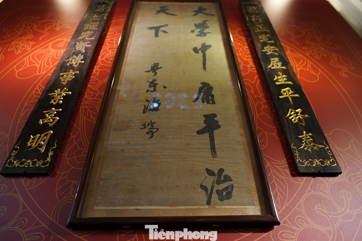 Các hiện vật gắn với triết lý, châm ngôn về giáo dục, bồi dưỡng người hiền được thể hiện qua đề tài trang trí trên các hiện vật như trường kỷ, hoành phi, liễn đối, tranh thư pháp, án thư… trong không gian thư phòng hay phòng khách với mục đích cổ vũ tinh thần khuyến học cho con cháu.