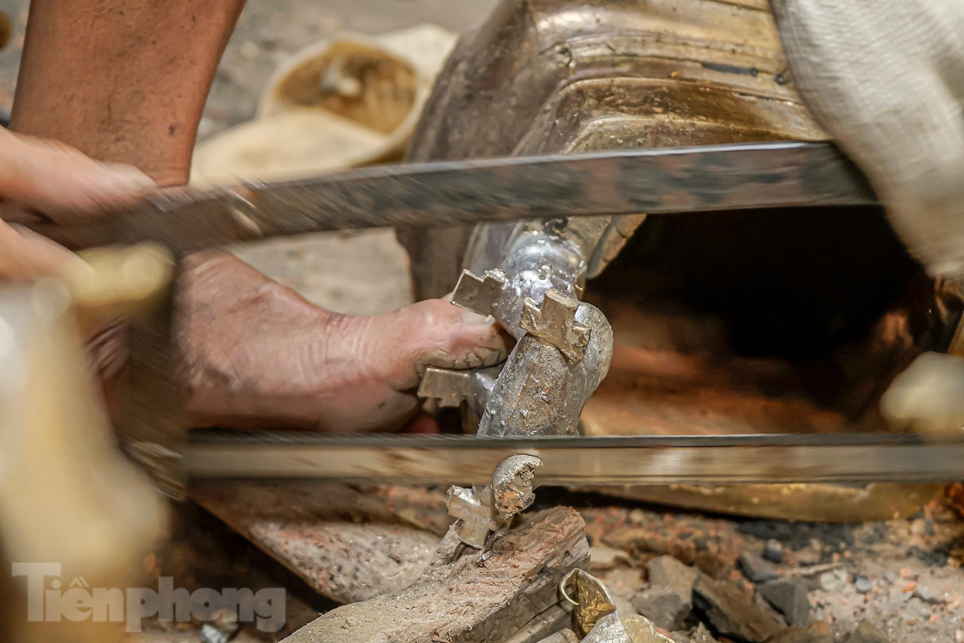 Lư được cắt gọt đi những chi tiết thừa sau quá trình đổ khuôn. Những năm gần đây, do các đơn hàng ít dần và giá nguyên liệu tăng cao nên các đợt đổ đồng cũng ít dần. "Tụi tui thường chọn đổ đồng lúc nửa đêm vì công đoạn đó khá là nóng bức, tiếp xúc gần với đồng nóng chảy nên không thể đổ vào ban ngày", một người thợ kể. Lư được cắt gọt đi những chi tiết thừa sau quá trình đổ khuôn. Những năm gần đây, do các đơn hàng ít dần và giá nguyên liệu tăng cao nên các đợt đổ đồng cũng ít dần. "Tụi tui thường chọn đổ đồng lúc nửa đêm vì công đoạn đó khá là nóng bức, tiếp xúc gần với đồng nóng chảy nên không thể đổ vào ban ngày", một người thợ kể.