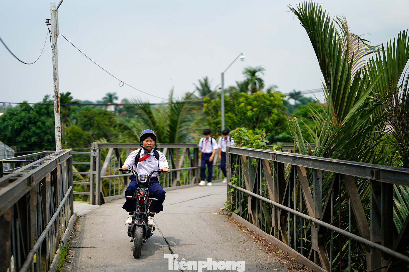 "Khi chưa có cầu này, người dân và học sinh vất vả lắm, toàn đi đò", chị Lê Mỹ Thương, ngụ đường Vườn Thơm chia sẻ. "Khi chưa có cầu này, người dân và học sinh vất vả lắm, toàn đi đò", chị Lê Mỹ Thương, ngụ đường Vườn Thơm chia sẻ.