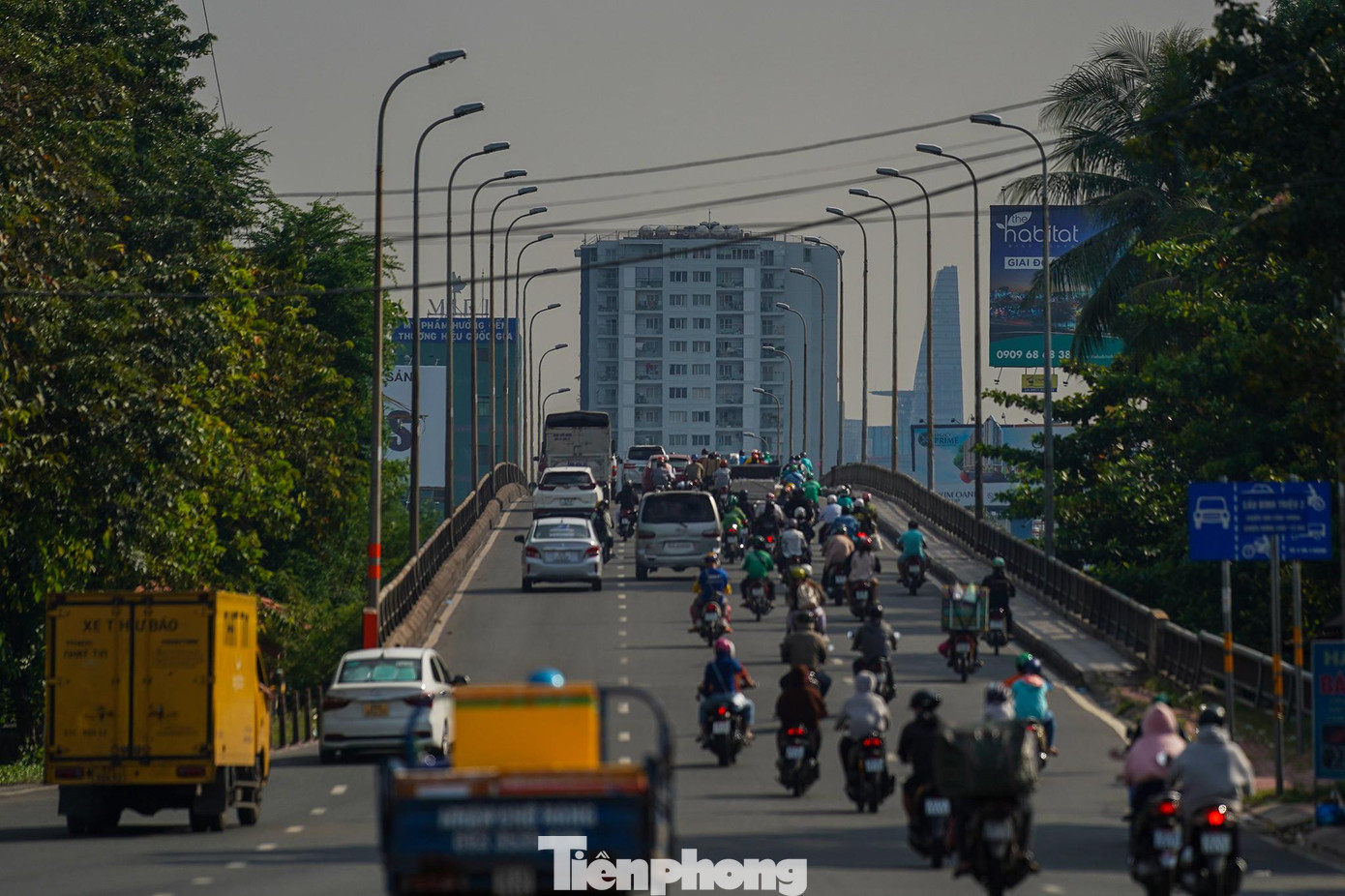 Tuy vậy, với sự phát triển kinh tế xã hội, lượng phương tiện gia tăng, trong khi quốc lộ 13, đường Đinh Bộ Lĩnh, Xô Viết Nghệ Tĩnh chưa được mở rộng, khiến khu vực này luôn là điểm nóng về ùn tắc giao thông.