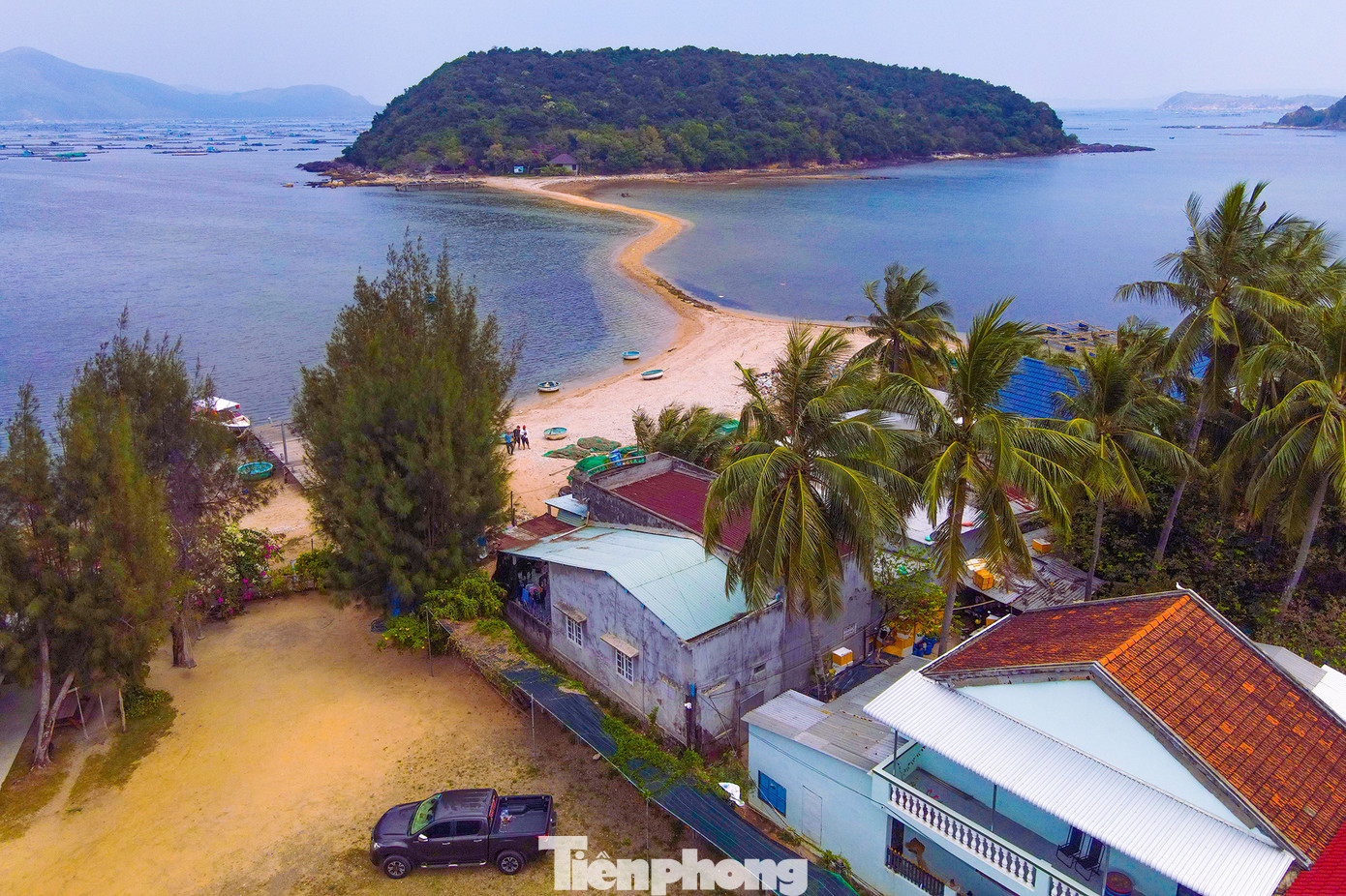 Bờ vịnh trải dài trên 50km qua những địa danh nổi tiếng của thị xã Sông Cầu, như: Gành Đèn, gành Đen, gành Đỏ, vũng Mắm, vũng Me, vũng La, hòn Móm, cù lao Ông Xá, đảo Nhất Tự Sơn, đầm Cồn Cả… Tất cả các địa danh trên đều mang trong mình một vẻ đẹp vừa huyền bí, vừa hoang sơ, kỳ vĩ.