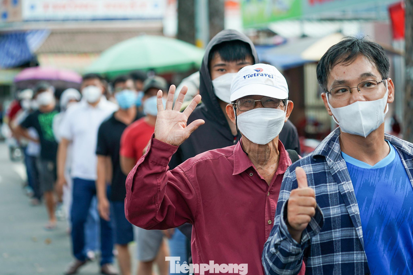 Ông Nguyễn Văn Liên (83 tuổi, ngụ quận Tân Bình) xếp hàng hơn một tiếng đồng hồ để mua vé. Ông Liên cố gắng mua vé để được xem các nhân tố mới của đội tuyển trình diễn. Lần gần nhất ông đi xem là khi Công Phượng còn đá U19.