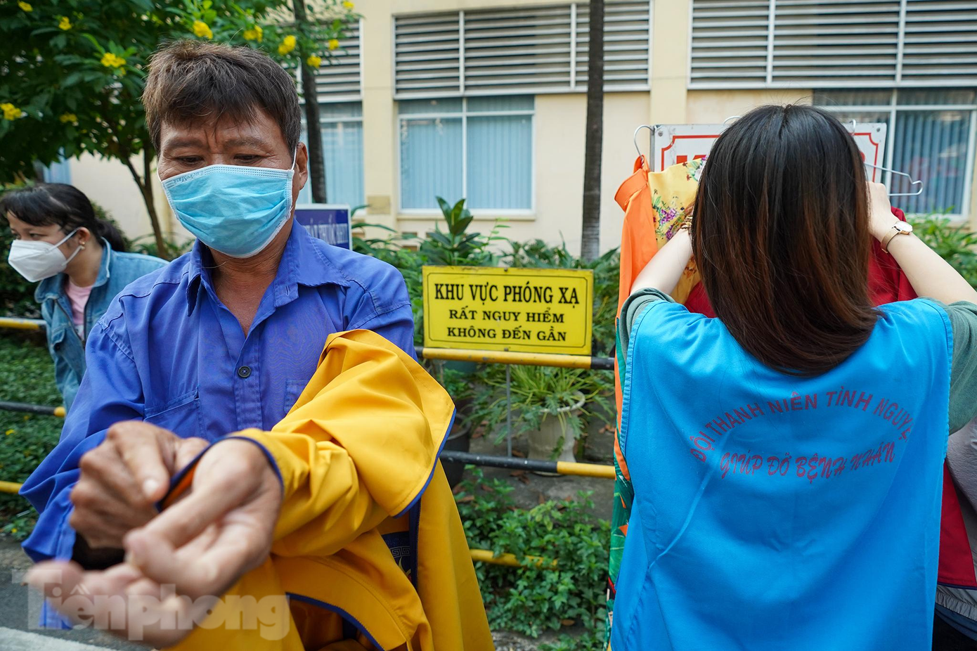 Đường hoa mang đến nhiều niềm vui cho bệnh nhân và người nhà. Ông Trần Ngọc Dũng (quê Đồng Tháp) tranh thủ mượn chiếc áo dài của bệnh viện chuẩn bị sẵn để chụp lại khoảnh khắc trên đường hoa. &quot;Tôi ở quê lên chăm mẹ bị bệnh ung thư, bà đang hóa trị nên phải ăn Tết trong bệnh viện. Chờ mẹ khỏe lại, tôi sẽ đưa bà xuống đây ngắm hoa cho đỡ nhớ nhà. Bệnh viện cho chúng tôi món ăn tinh thần ngày tết, thật ấm lòng” – ông Dũng tâm sự.
