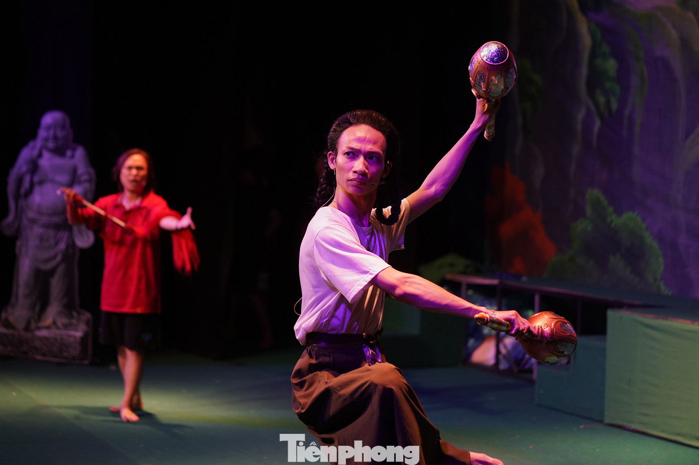 Để lấy ngắn dài và nuôi giữ đam mê, Hạ Nắng phải làm thêm một số việc như dạy hát, múa cho học sinh, diễn tại các tụ điểm đờn ca tài tử…Chàng trai trẻ này có niềm đam mê nghệ thuật tuồng cổ dân tộc, luôn rực cháy ngọn lửa nghề, luôn khao khát gìn giữ loại hình nghệ thuật đang trong giai đoạn thoái trào, đưa lời ca tiếng hát đến gần với khán giả, kéo khán giả quay trở lại với sân khấu cải lương.