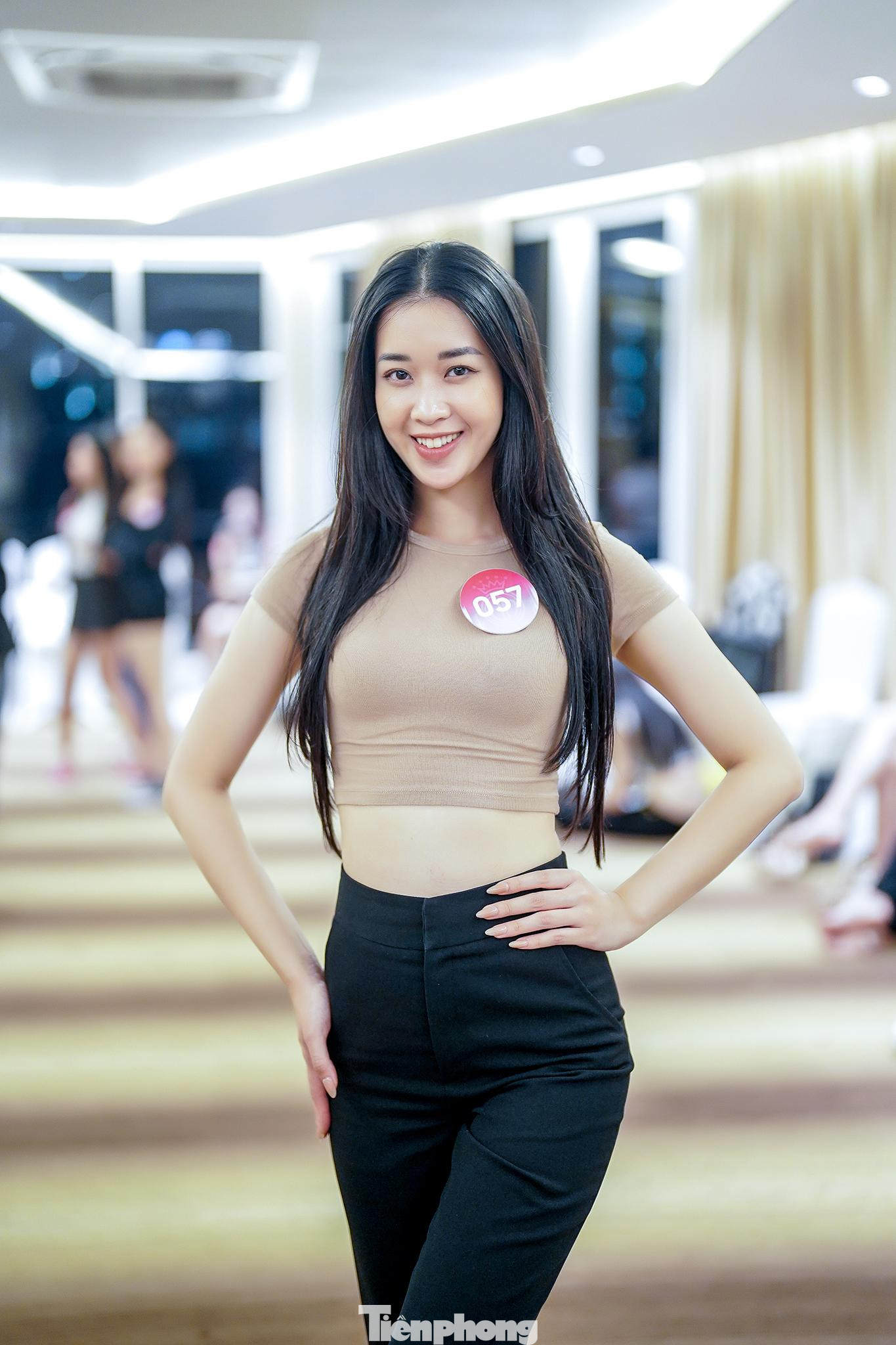 Thí sinh Linh Thu vẫn giữ nguyên số đo ba vòng. Nhưng sau khi khám lại nhân trắc học, bác sĩ khuyên cô nên tập luyện thêm để chỉ số cơ thể cân đối so với dáng người. "Lúc mới khám, tôi có chút lo lắng. Nhưng hiện tại, tôi yên tâm khi số đo của mình không thay đổi quá nhiều. Tôi tiếp tục tập luyện để tự tin trình diễn ở đêm thi quan trọng", cô chia sẻ với Tiền Phong.