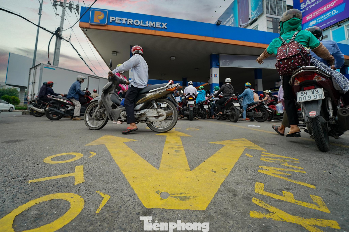 Chưa bao giờ việc mua xăng lại khó như bây giờ...