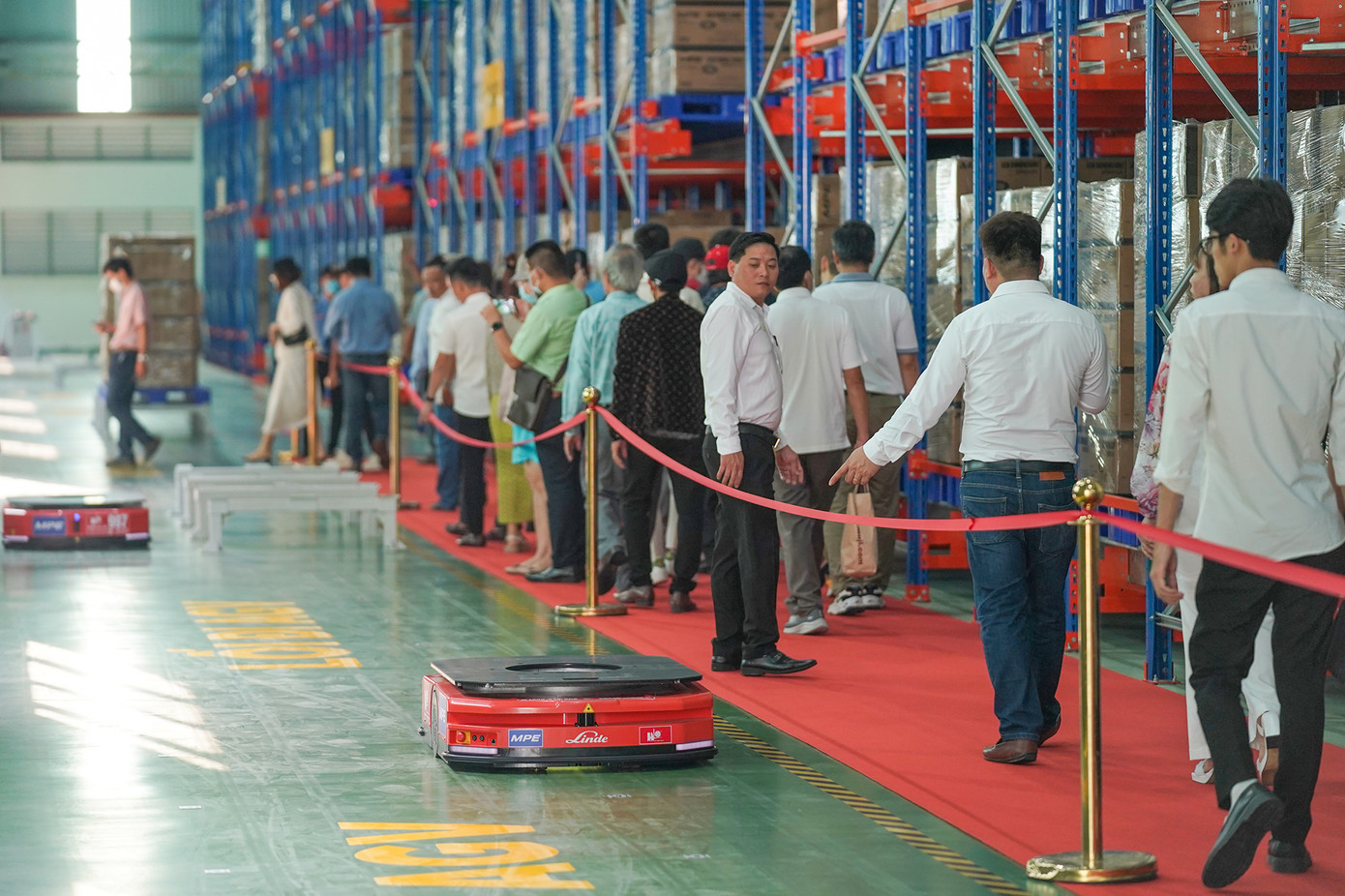 Hơn 3000 khách mời đã đến tham quan nhà máy trong lễ khánh thành MPE Smart Factory 25/3 và tất cả đều ấn tượng, chụp hình, quay video 15 con LINDE AI ROBOTICS do Công ty Hoàng Gia Lâm đang vận hành tự động trong kho.