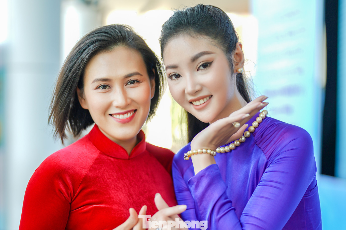 Người đẹp áo dài chụp ảnh cùng MC Ngọc Hân, BTV đài PTTH Long An. Người đẹp áo dài chụp ảnh cùng MC Ngọc Hân, BTV đài PTTH Long An.