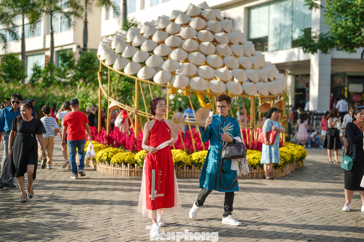 Một góc đường hoa với những chiếc nón lá.