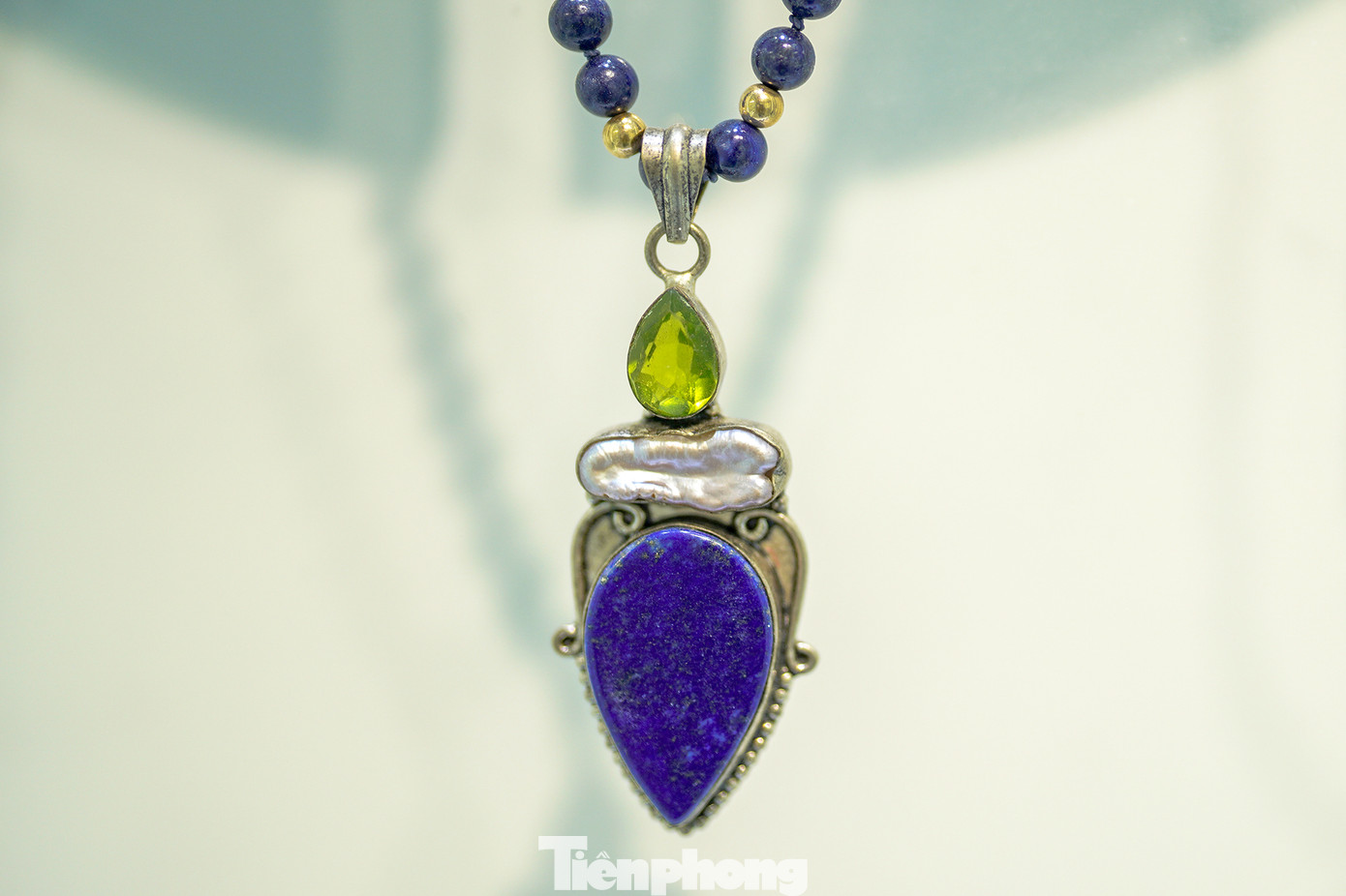 Bộ sưu tập trang sức bằng đá lưu ly của người Hoa thời Nguyễn cực hiếm. Ông Đỗ Hùng cho biết thêm: “Bảo tàng Trang sức 54 dân tộc Việt Nam ra đời với các hiện vật gốc và trang sức có niên đại hơn 2.500 năm trước đến thế kỷ 20 của 54 dân tộc Việt Nam. Mục đích là giới thiệu, phản ánh 54 sắc thái văn hóa đan xen, sống động, mỹ lệ và đa dạng hội tụ của các dân tộc Việt Nam với bạn bè quốc tế”.