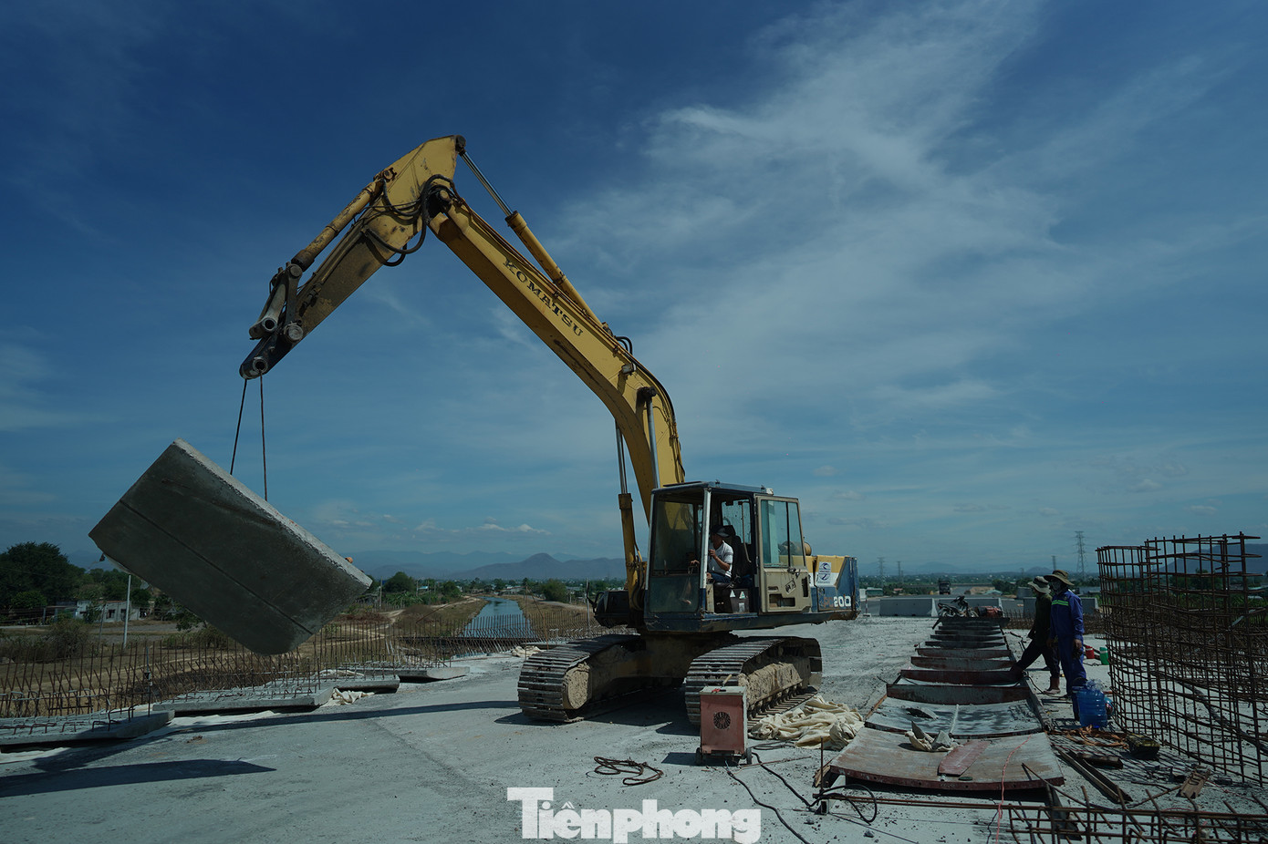 Nhiều loại xe, máy móc hiện đại cũng được nhà thầu đưa ra công trường để phục vụ thi công.