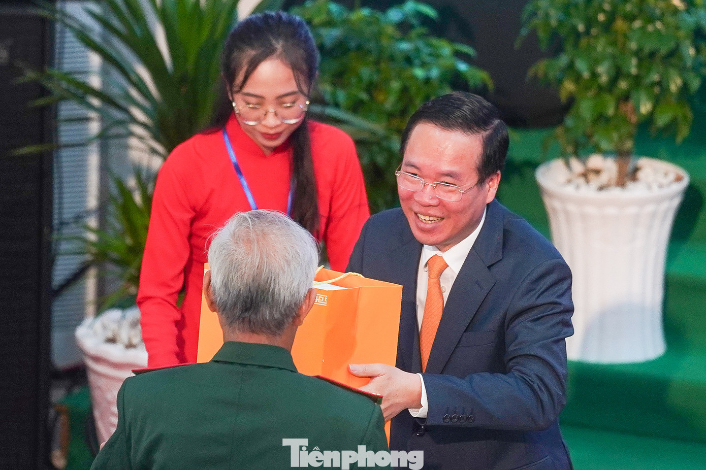 Tại buổi lễ kỷ niệm 60 năm chiến thắng trận Hiệp Hoà (23/11/1963 - 23/11/2023) và trao huân chương Hồ Chí Minh, Chủ tịch nước Võ Văn Thưởng ân cần thăm hỏi, tặng quà các mẹ Việt Nam anh hùng, cựu chiến binh... Tại buổi lễ kỷ niệm 60 năm chiến thắng trận Hiệp Hoà (23/11/1963 - 23/11/2023) và trao huân chương Hồ Chí Minh, Chủ tịch nước Võ Văn Thưởng ân cần thăm hỏi, tặng quà các mẹ Việt Nam anh hùng, cựu chiến binh...