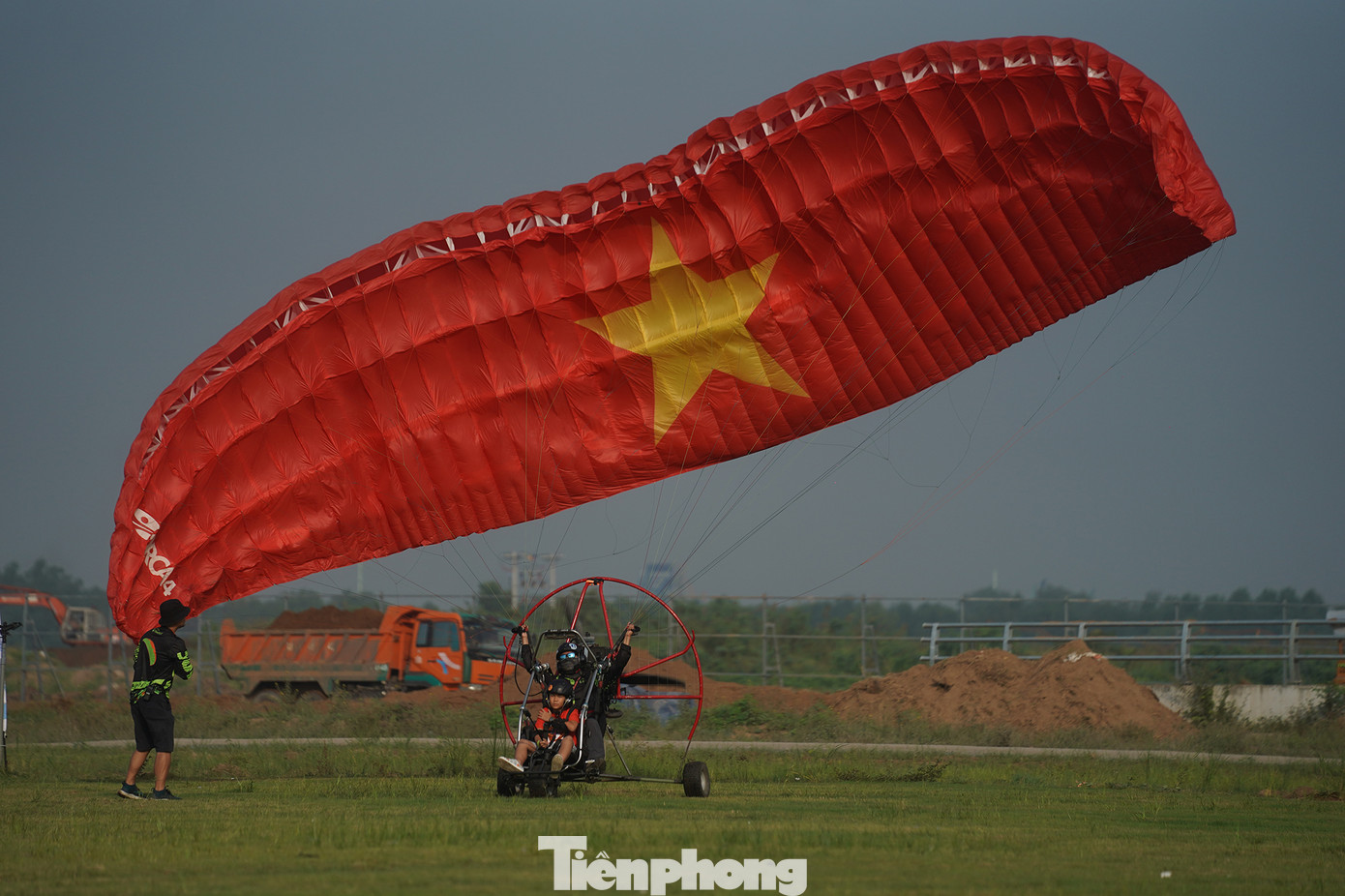 Chuẩn bị cất cánh, phi công kiểm tra kỹ lưỡng các chi tiết trên dù và động cơ để đảm bảo mọi hệ thống hoạt động bình thường. Sau đó, phi công sẽ điều chỉnh các thông số kỹ thuật, bao gồm độ cao và hướng bay, đảm bảo đường bay an toàn. Khi cất cánh, động cơ sẽ hoạt động để tạo lực đẩy. Quá trình này diễn ra một cách nhẹ nhàng và mạnh mẽ, giúp dù tiến lên trên không và đạt tốc độ cần thiết để cất cánh.