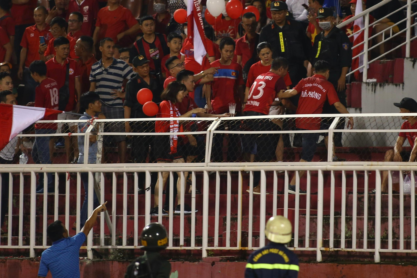 CĐV CLB Hải Phòng bị thương được đưa ra khỏi khu vực khán đài.