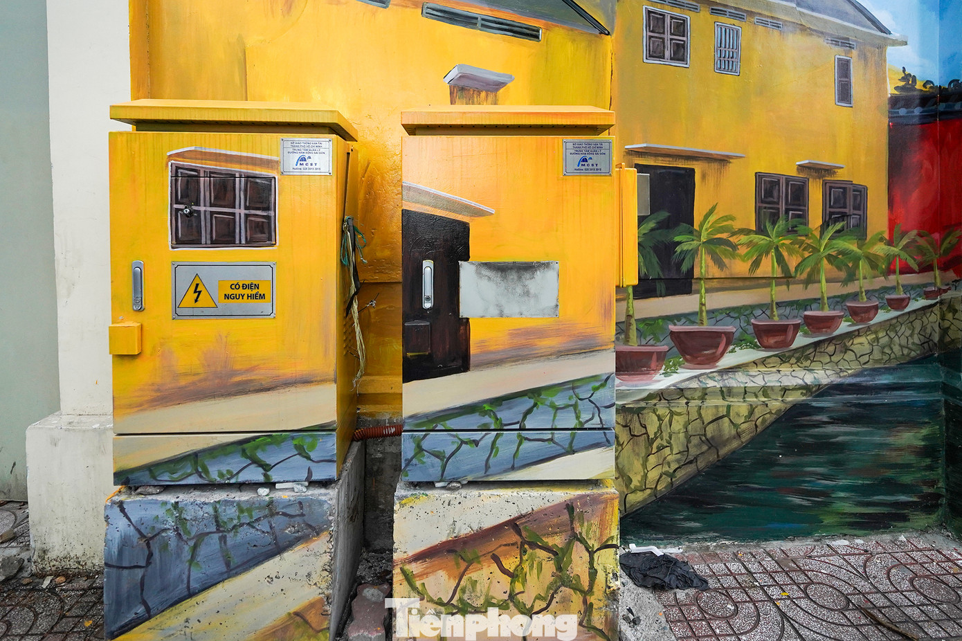 Hai chiếc tủ điện tạo điểm nhấn thú vị.