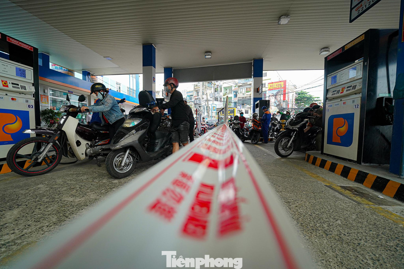Cây xăng phải giăng dây phân luồng vì số lượng phương tiện quá đông.