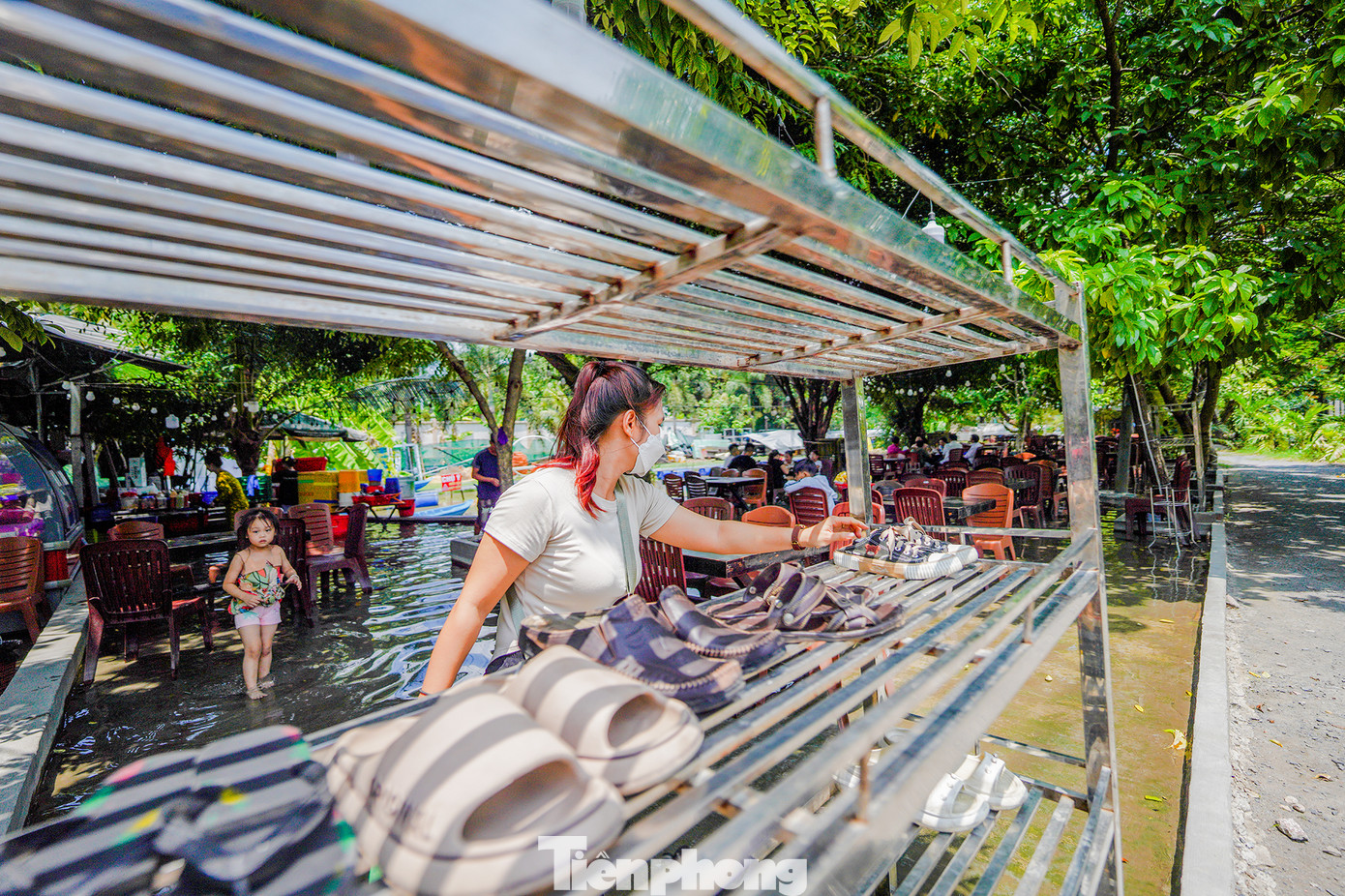 Khu vực thực khách gửi lại giày, dép trên kệ...