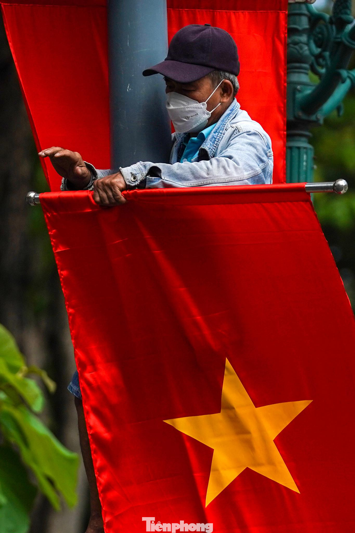 Nhiều tuyến đường trung tâm được cán bộ Trung tâm Thông tin triển lãm TPHCM treo, thay mới cờ và khẩu hiệu...