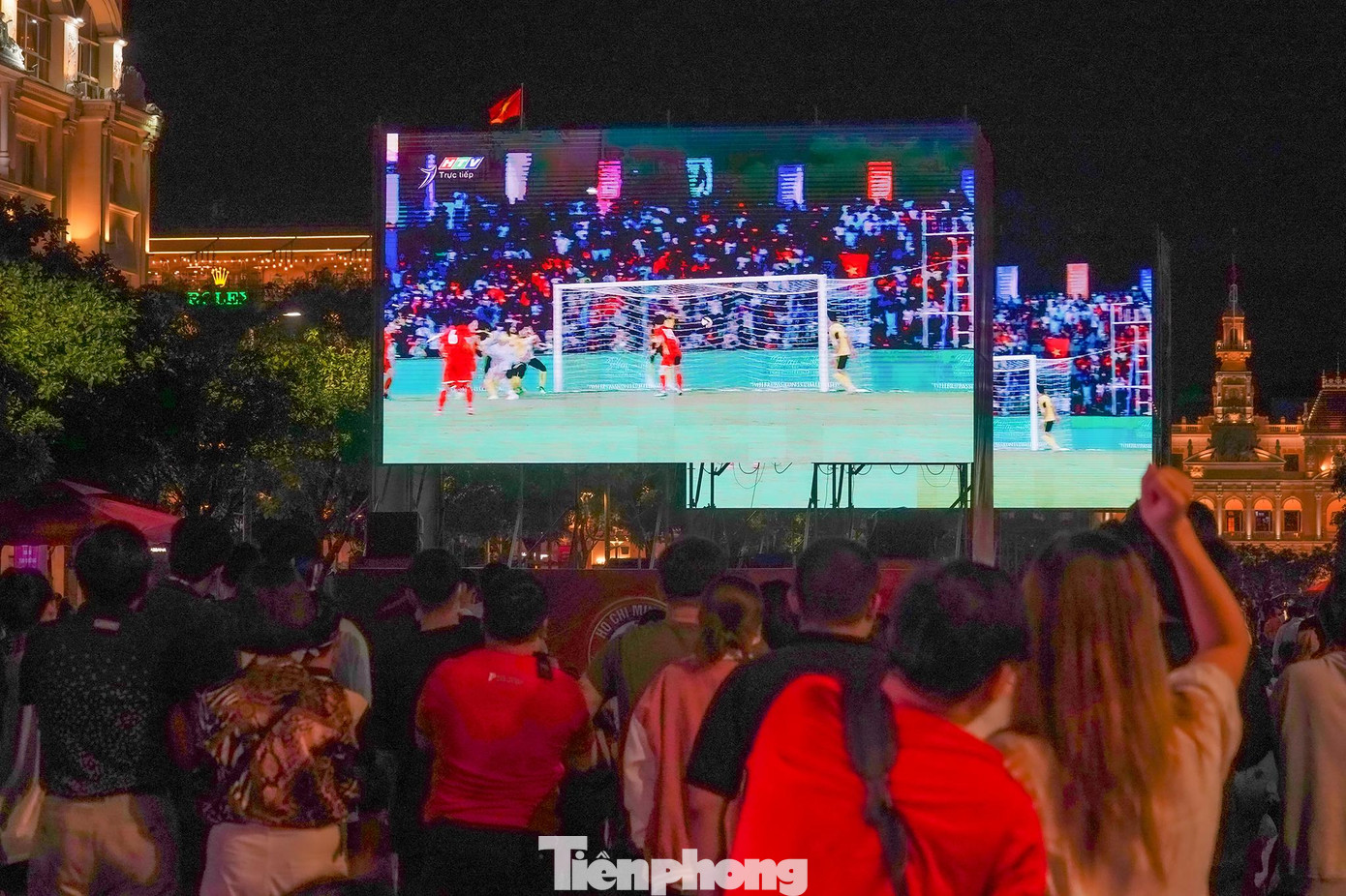 Phút 111, bàn thắng quý như vàng của Tiến Linh thành bước ngoặt của trận đấu. Tiến Linh đã chứng tỏ được bản lĩnh khi đón bóng từ cú đá phạt của Hùng Dũng. Phút 111, bàn thắng quý như vàng của Tiến Linh thành bước ngoặt của trận đấu. Tiến Linh đã chứng tỏ được bản lĩnh khi đón bóng từ cú đá phạt của Hùng Dũng.