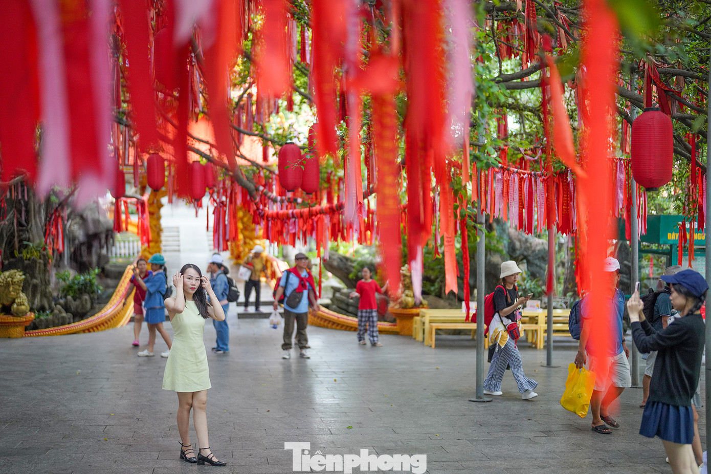 Bạn Phạm Thuỳ Dương (ngụ Quận 12, TPHCM) chia sẻ: "Mình biết cây ước nguyện này lâu rồi nhưng vì công việc bận rộn, nhân kỳ nghỉ lễ này sắp xếp thời gian đến đây chụp ảnh, viết những điều nguyện ước thả lên cây". Bạn Phạm Thuỳ Dương (ngụ Quận 12, TPHCM) chia sẻ: "Mình biết cây ước nguyện này lâu rồi nhưng vì công việc bận rộn, nhân kỳ nghỉ lễ này sắp xếp thời gian đến đây chụp ảnh, viết những điều nguyện ước thả lên cây".