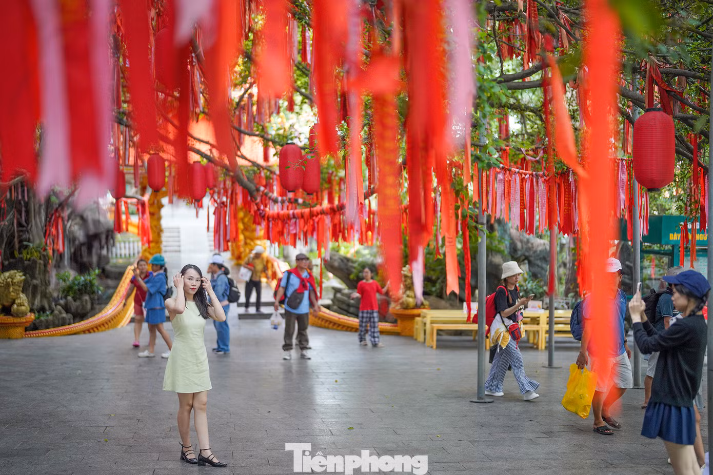 Bạn Phạm Thuỳ Dương (ngụ Quận 12, TPHCM) chia sẻ: "Mình biết cây ước nguyện này lâu rồi nhưng vì công việc bận rộn, nhân kỳ nghỉ lễ này sắp xếp thời gian đến đây chụp ảnh, viết những điều nguyện ước thả lên cây".