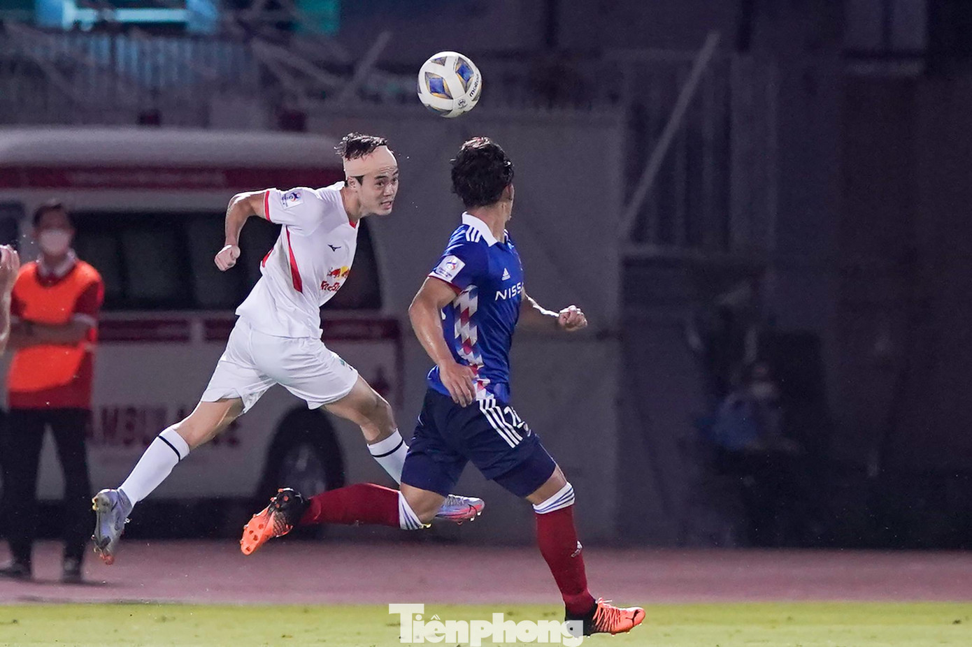 Văn Toàn thi đấu nỗ lực nhưng không thể có nhiều bóng từ tuyến dưới khi đội hình của HAGL trận này chơi khá thấp. Mặc khác, lối chơi của Yokohama quá chặt chẽ, cầu thủ bọc lót, cầm giữ bóng tốt đã khiến ý đồ chiến thuật của HAGL liên tục bị bẻ gãy. Văn Toàn thi đấu nỗ lực nhưng không thể có nhiều bóng từ tuyến dưới khi đội hình của HAGL trận này chơi khá thấp. Mặc khác, lối chơi của Yokohama quá chặt chẽ, cầu thủ bọc lót, cầm giữ bóng tốt đã khiến ý đồ chiến thuật của HAGL liên tục bị bẻ gãy.