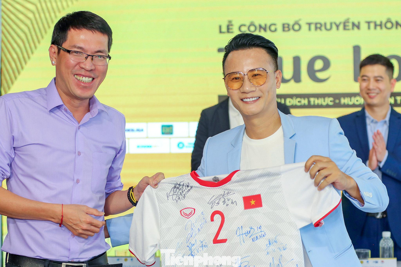 Nhà báo Đỗ Tuấn của Tạp chí Bóng đá tặng chiếc áo đấu của cầu thủ Duy Mạnh để đấu giá ủng hộ sự kiện.