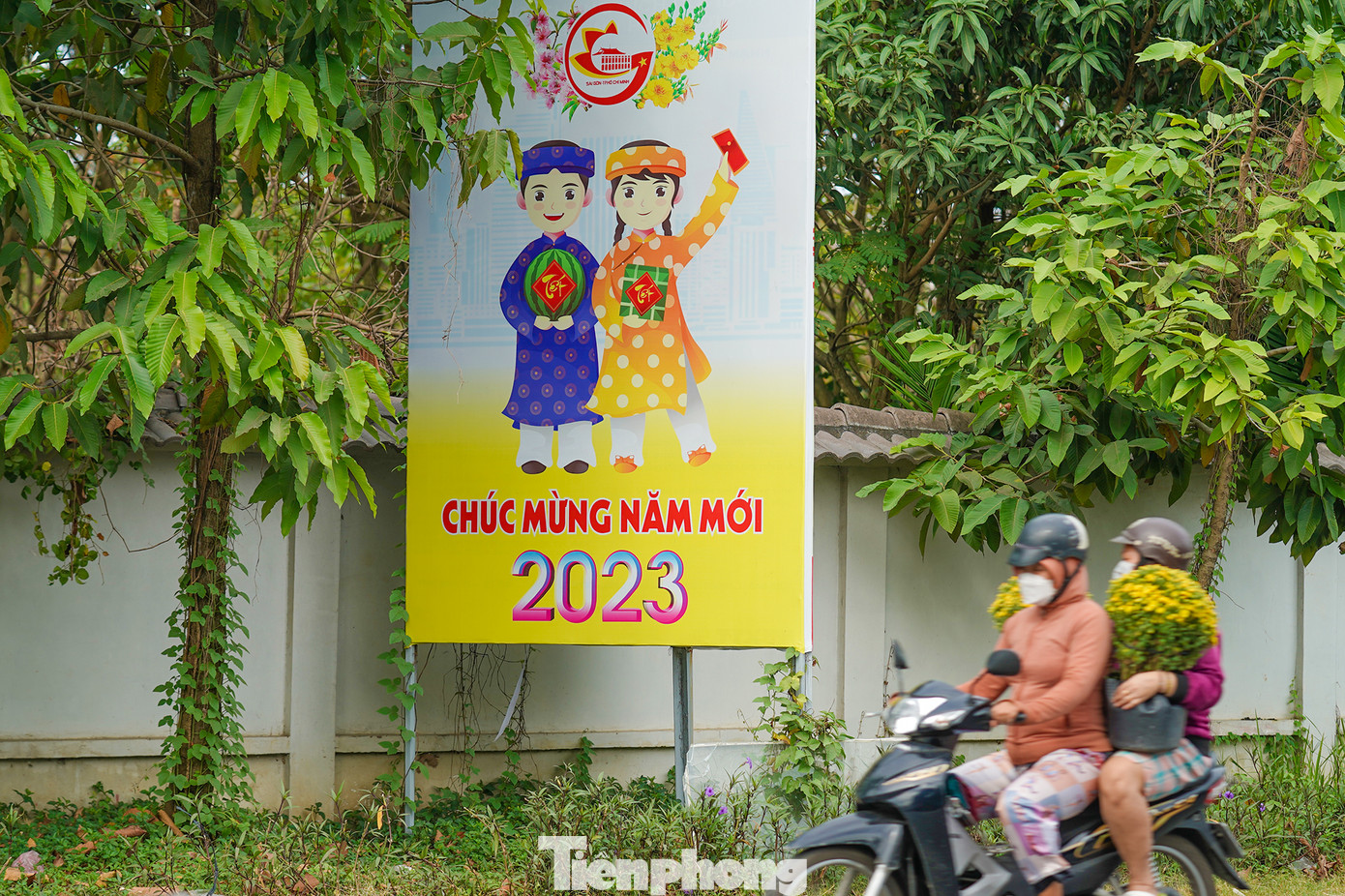 Một số tuyến đường ngoại thành cũng đã rợp sắc Xuân Quý Mão.