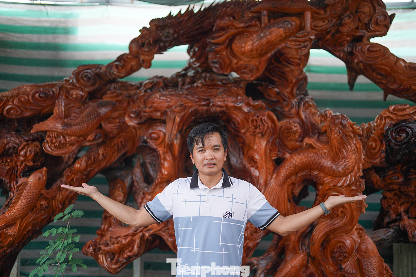 Anh Tiến đang đứng trước tác phẩm cửu ngư vượt Vũ Môn sẽ được trưng bày Hội hoa xuân Tao Đàn 2024. Anh Tiến đang đứng trước tác phẩm cửu ngư vượt Vũ Môn sẽ được trưng bày Hội hoa xuân Tao Đàn 2024.