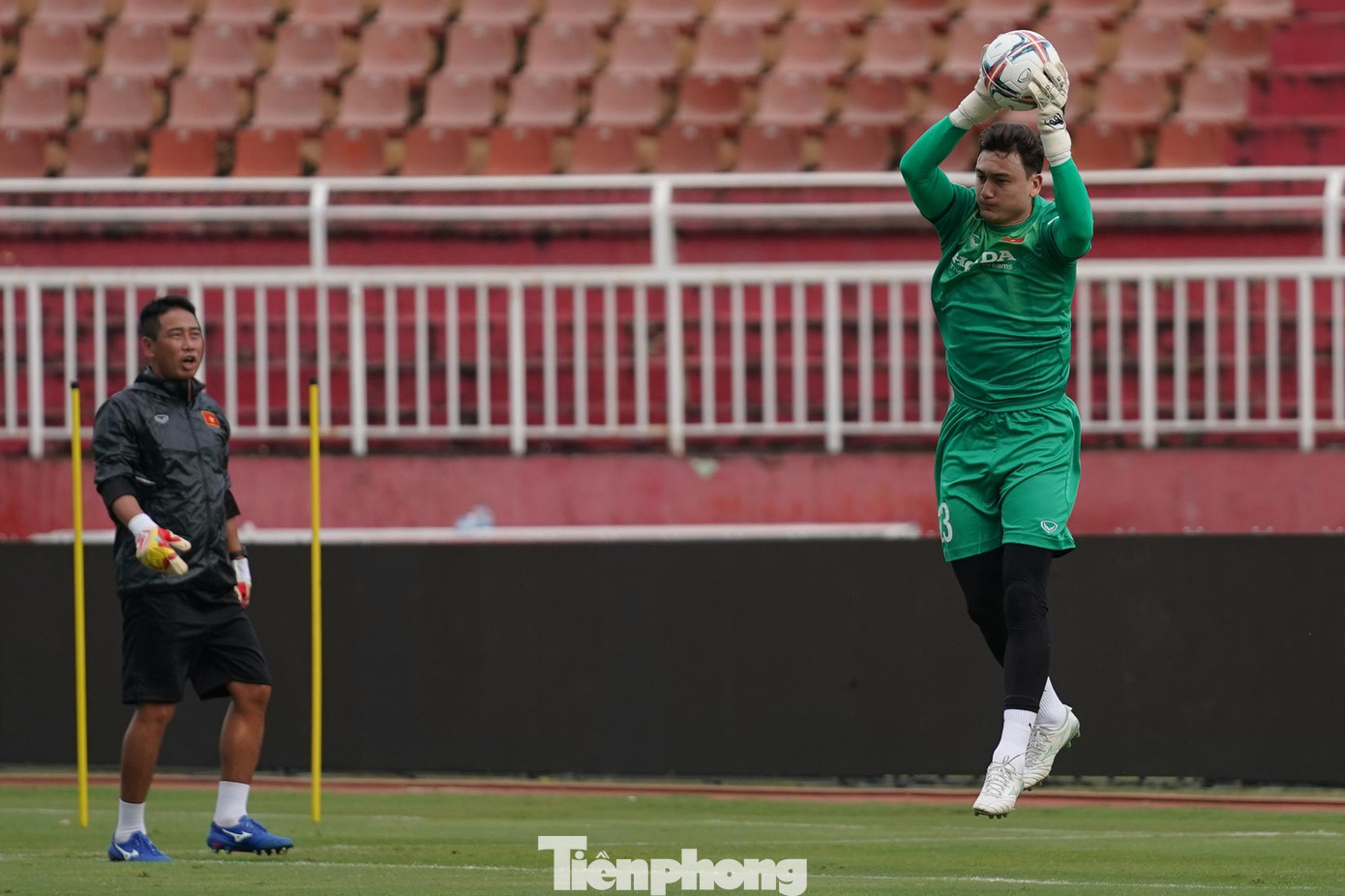 Trong trận đấu gần nhất với Hải Phòng thuộc vòng 16 V.League 2022, Đặng Văn Lâm tiếp tục trổ tài để giữ sạch mành lưới cho Bình Định. Anh thể hiện phong độ tốt, phản xạ nhanh và thi đấu cực kỳ chắc chắn. Đặng Văn Lâm xứng đáng là điểm tựa vững chắc cho hàng phòng ngự của đội bóng đất Võ.