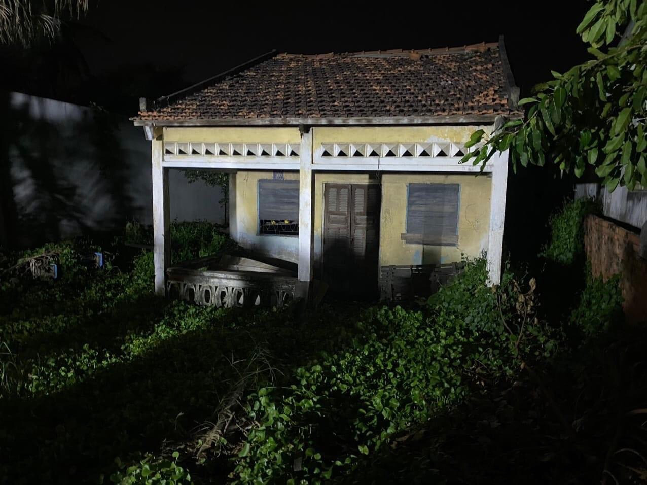 Hiện trường là căn nhà hoang. (Ảnh: Lê Duy) Hiện trường là căn nhà hoang. (Ảnh: Lê Duy)