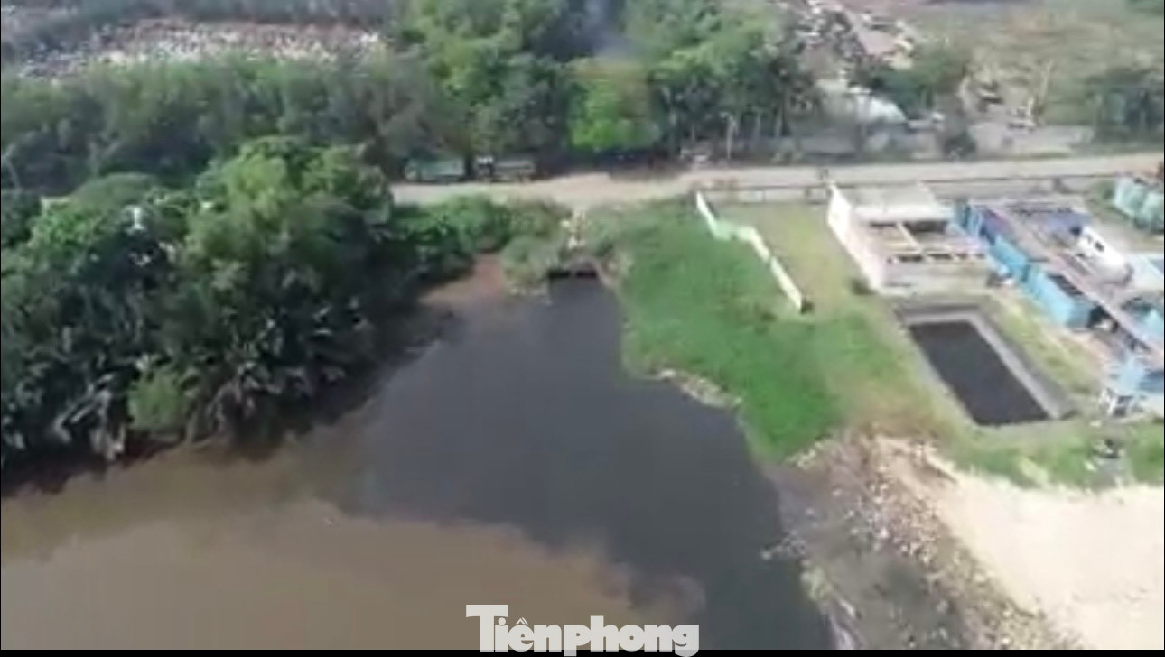 Hình ảnh người dân chụp được khi nước thải đen ngòm bị xả ra con rạch phân giới giữa Khu xử lý chất thải Sài Gòn Xanh và Hoà Bình với Khu nghĩa trang Đa Phước.