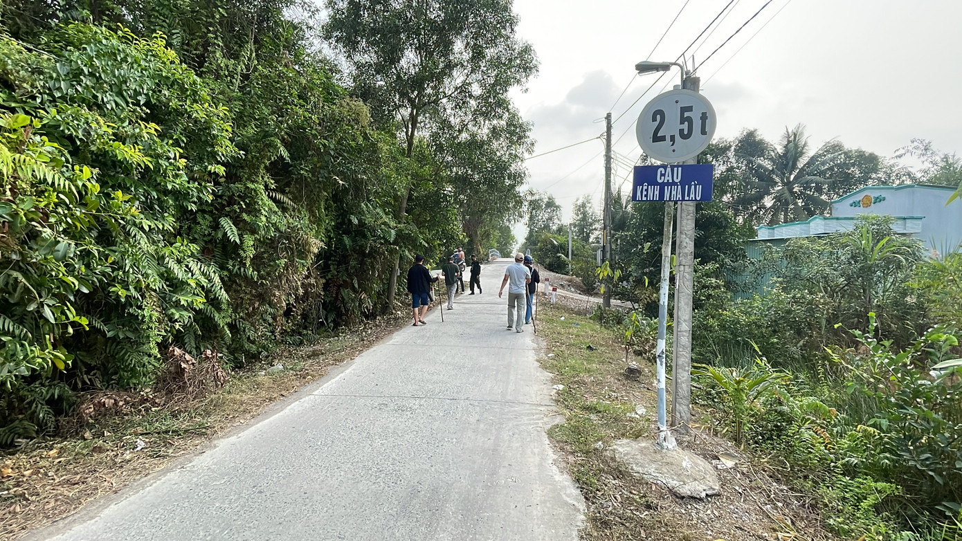 Lực lượng cảnh sát truy lùng nghi phạm tại khu vực vành đai của khu rừng rộng hơn 3 ha.