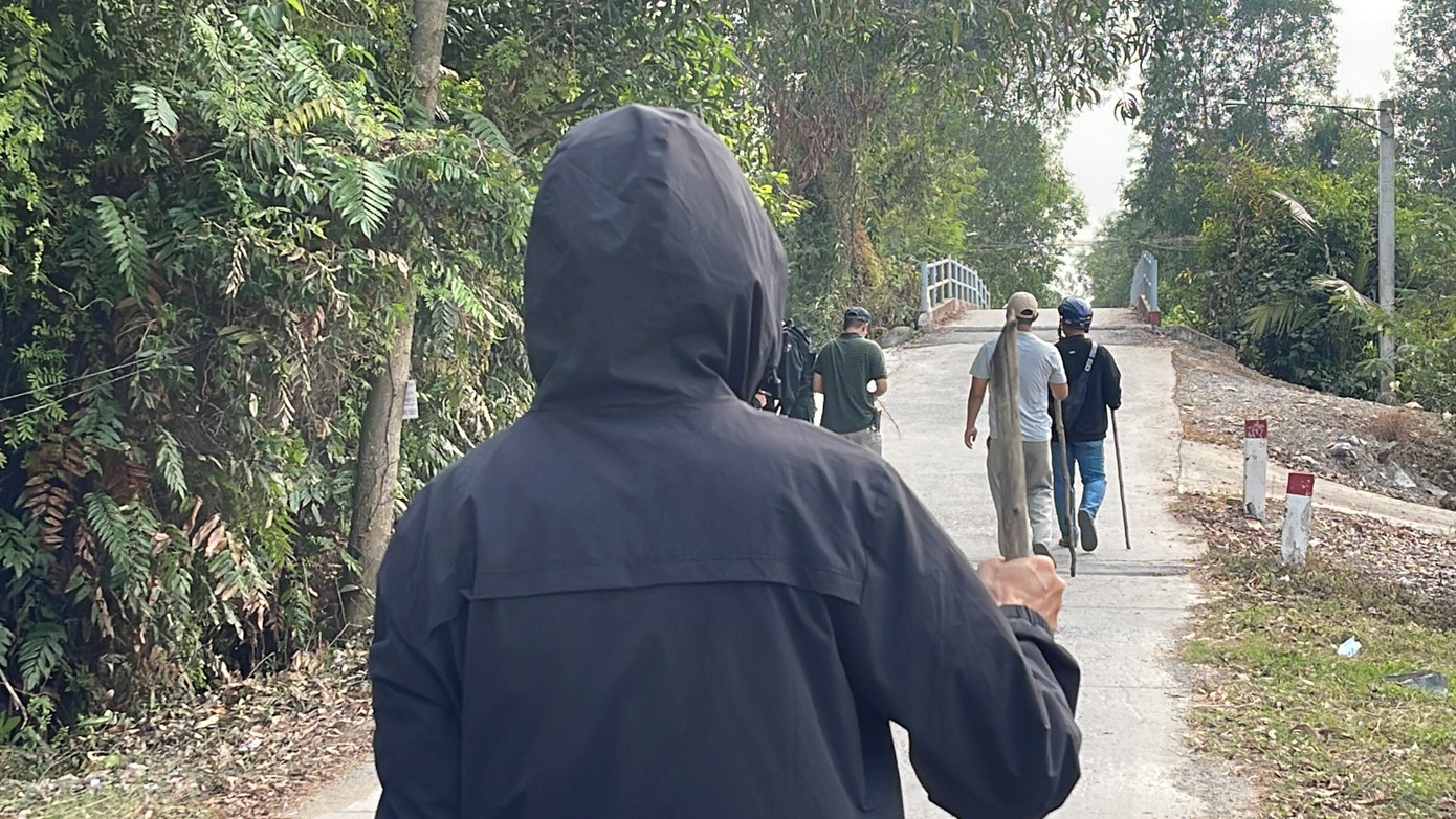 Lực lượng cảnh sát truy lùng nghi phạm tại khu vực vành đai của khu rừng rộng hơn 3 ha.