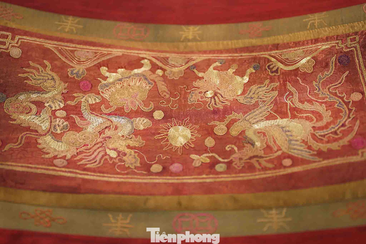 Họa tiết trang trí thân rồng, phụng được thể hiện bằng chỉ vàng, giữ được màu sắc của chất liệu theo thời gian. Hai chiếc võng thu hút quan khách dừng lại chiêm ngưỡng khá lâu.