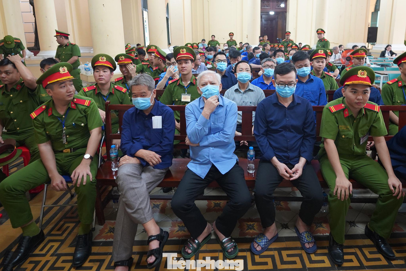 Bị cáo chia thành hai khu vực. Với nhóm bị cáo là lãnh đạo SCB và cán bộ chủ chốt tại Tập đoàn Vạn Thịnh Phát và hệ sinh thái Vạn Thịnh Phát, theo HĐXX mặc dù biết hồ sơ vay vốn khống là để bà Trương Mỹ Lan rút tiền nhưng các bị cáo này vẫn giúp sức cho mượn pháp danh công ty, thuê người đứng tên, tạo điều kiện cho bà Lan rút tiền. HĐXX xác định các bị cáo này cũng phải chịu trách nhiệm hình sự về tội danh như bị cáo Trương Mỹ Lan.