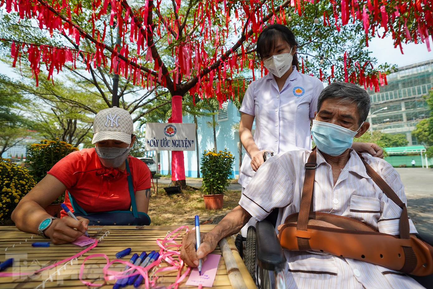 Lực lượng y bác sĩ luôn sẵn sàng hỗ trợ nhưng các bệnh nhân đa phần đều muốn mình tự tay viết ra điều ước.