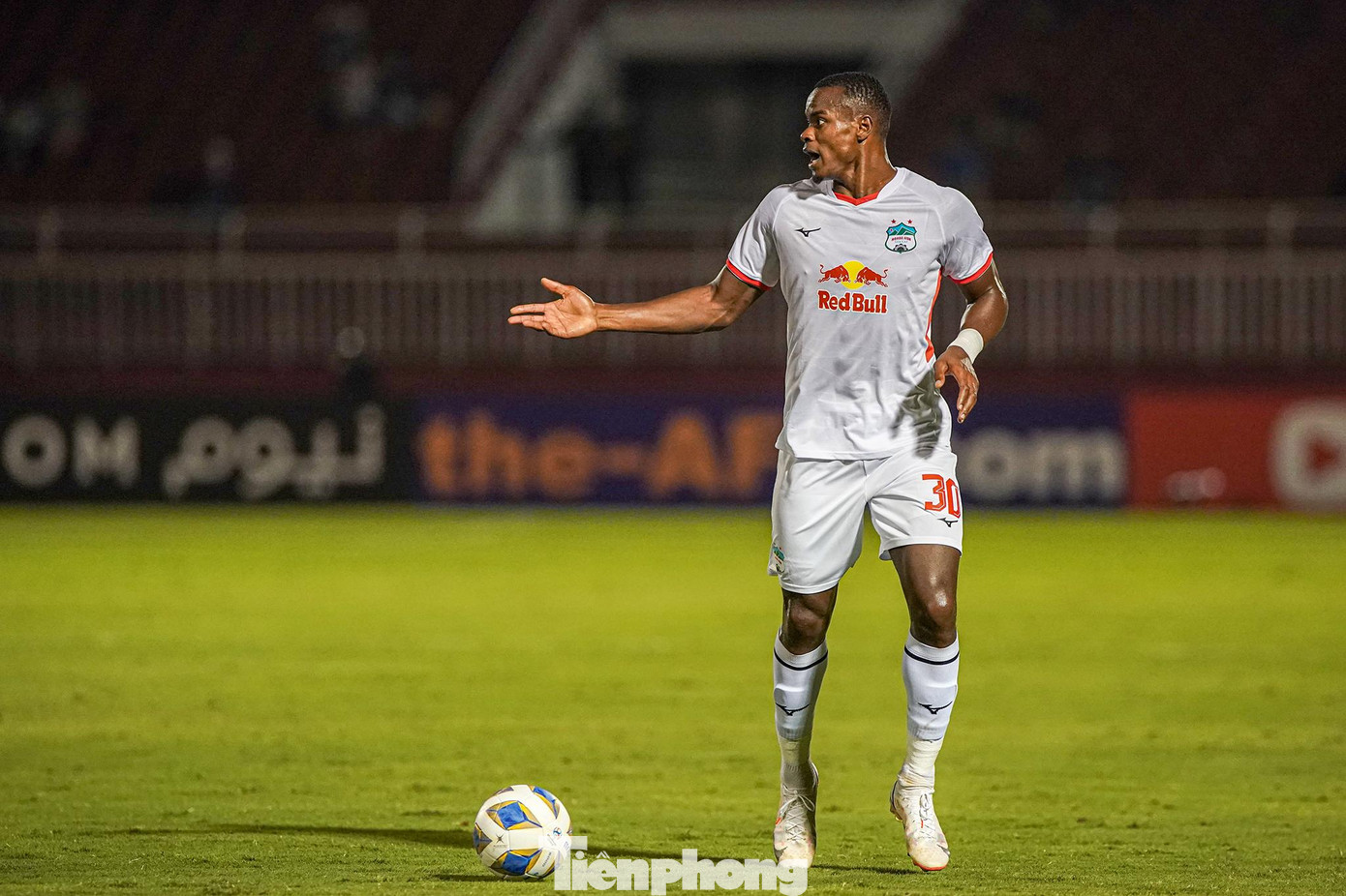 Trong thời gian còn lại của hiệp 1 và những phút đầu hiệp 2, HAGL còn có những cơ hội gia tăng cách biệt nhưng tiếc là các cầu thủ phố Núi thiếu sự may mắn và sắc bén trong những tình huống dứt điểm cuối cùng.