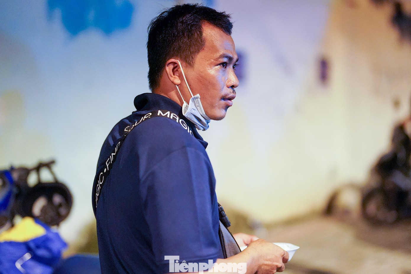 Anh Đ. sau khi đã vào nhận diện nhưng vẫn không thể nhận ra người thân, đôi mắt anh đỏ hoe khi đã một ngày chạy hết các bệnh viện để tìm tung tích em gái: &quot;Tôi vào xem kỹ lắm, lật qua lật lại nhưng vẫn không thể nhận ra nó, giờ chỉ chờ xét nghiệm huyết thống thôi&quot;.