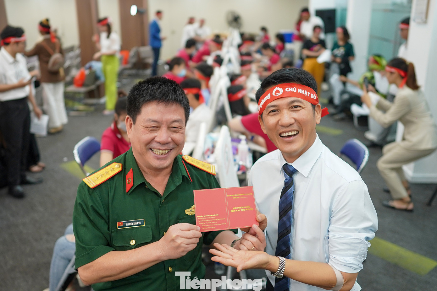 Ông Huỳnh Thiên Triều, TGĐ Amway Việt Nam tham gia hiến máu và nhận giấy chứng nhận từ Đại tá, bác sĩ Nguyễn Xuân Vũ - BV Quân y 175.