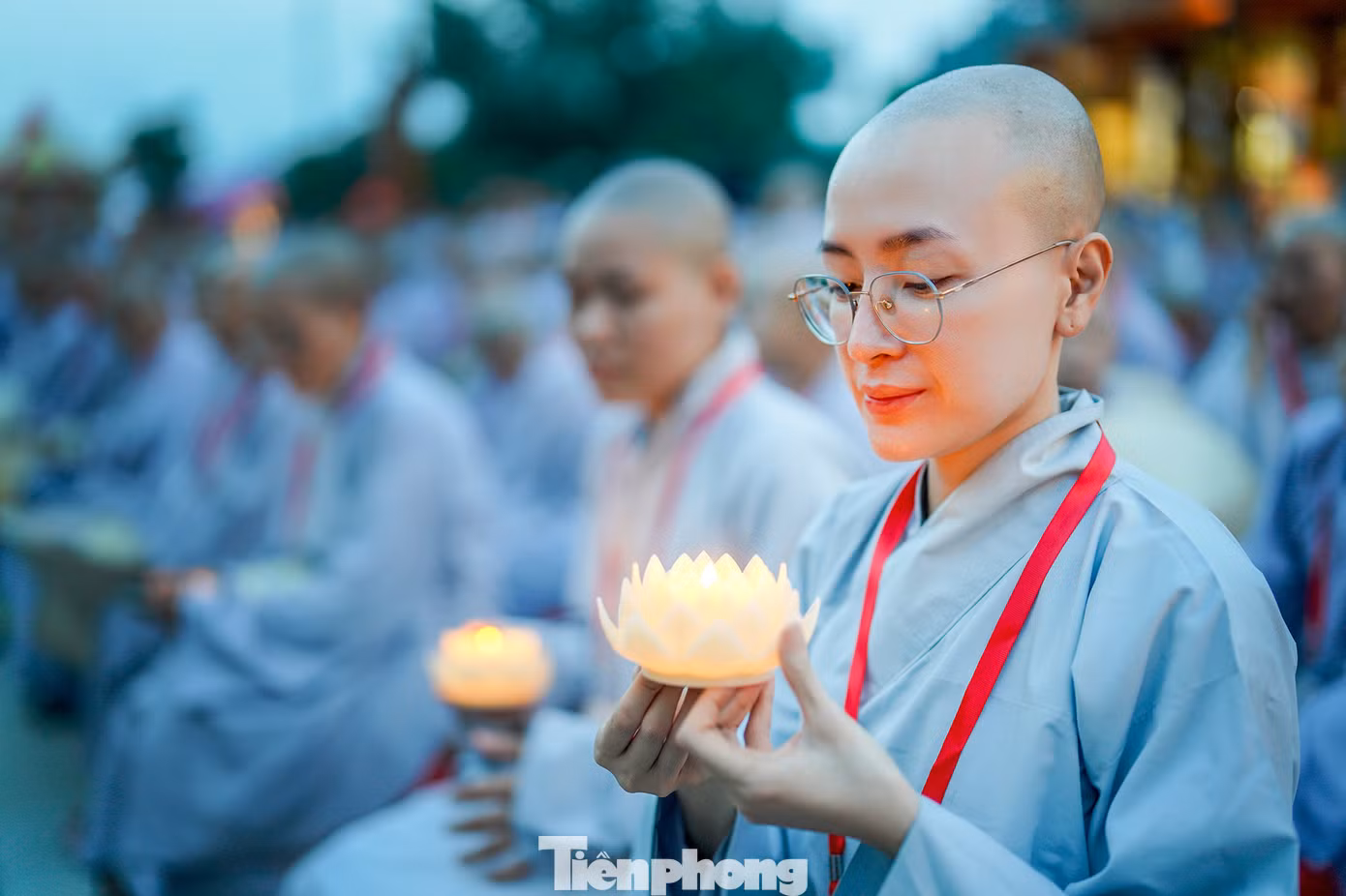 Nhiều tăng ni, Phật tử đã tập trung để cùng cầu nguyện, thắp nến, chuẩn bị cho lễ thả hoa đăng.