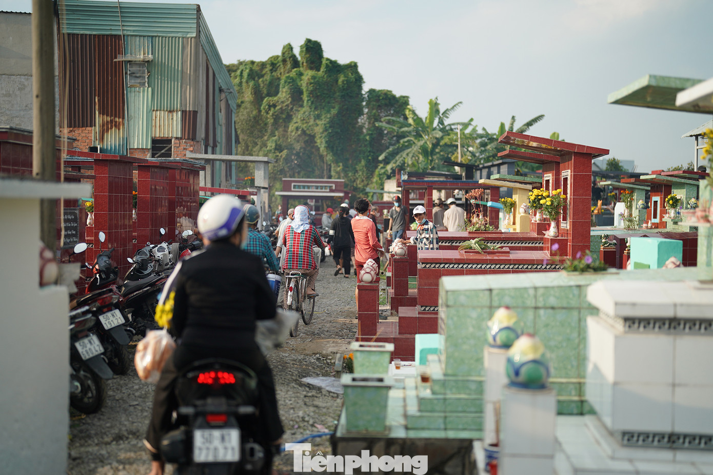 Người dân TPHCM thường chọn ngày 25 tháng Chạp để đi tảo mộ. Người dân TPHCM thường chọn ngày 25 tháng Chạp để đi tảo mộ.