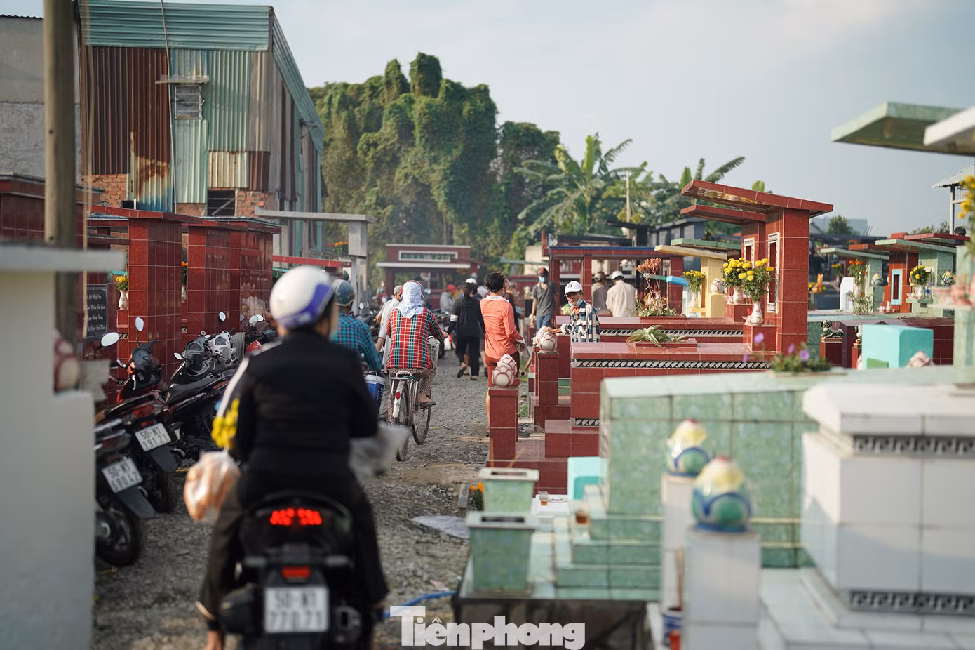 Người dân TPHCM thường chọn ngày 25 tháng Chạp để đi tảo mộ.